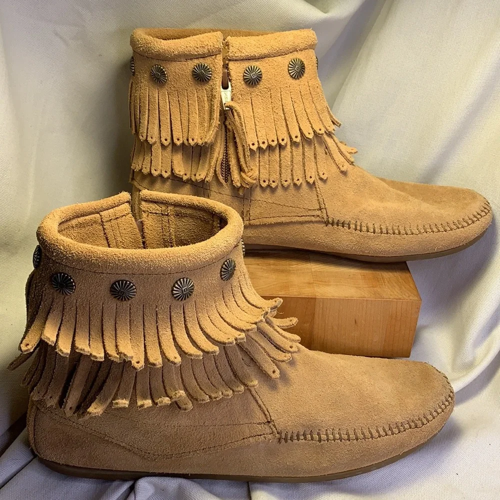 Minnetonka almost NEW ankle moccasins w/fringe